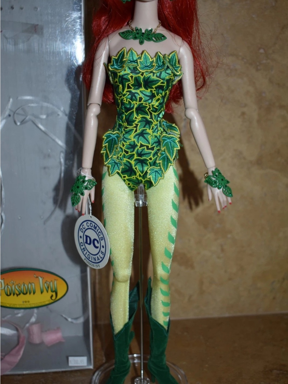 Madame Alexander X DC COMICS LIMITED EDITION 17" DOLL FIGURE BATMAN POISON IVY - Picture 4 of 12